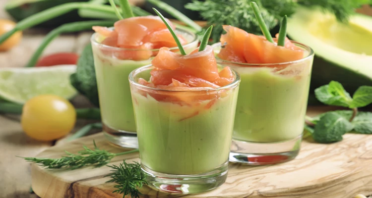Räucherlachs mit Avocado-Dill-Creme im Glas